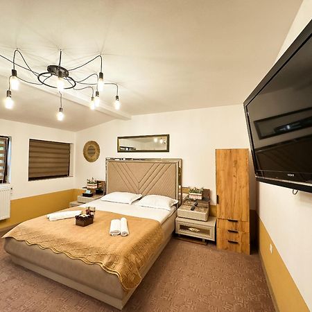 Golden Escape - Charming Studio In Prime Location Appartement Craiova Buitenkant foto