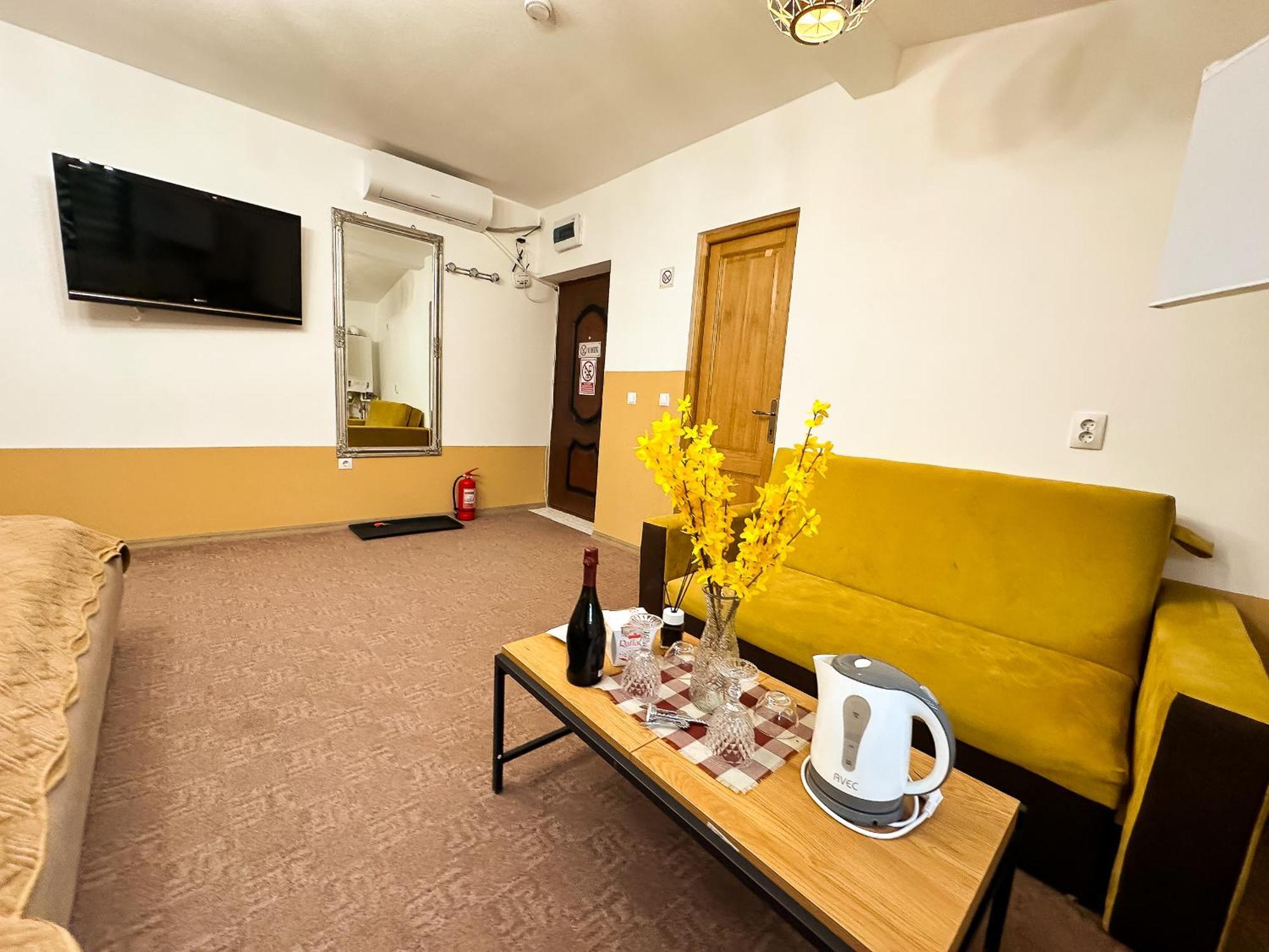 Golden Escape - Charming Studio In Prime Location Appartement Craiova Buitenkant foto