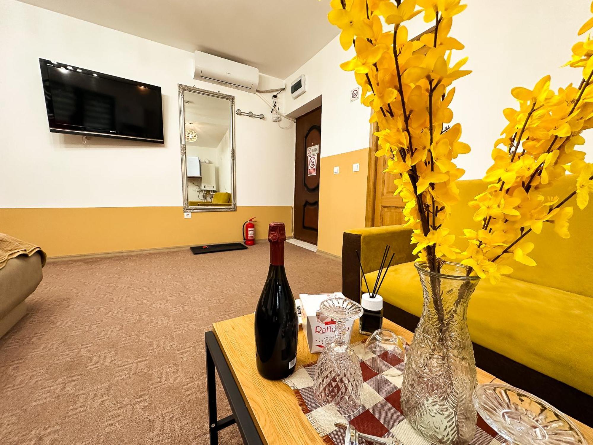 Golden Escape - Charming Studio In Prime Location Appartement Craiova Buitenkant foto