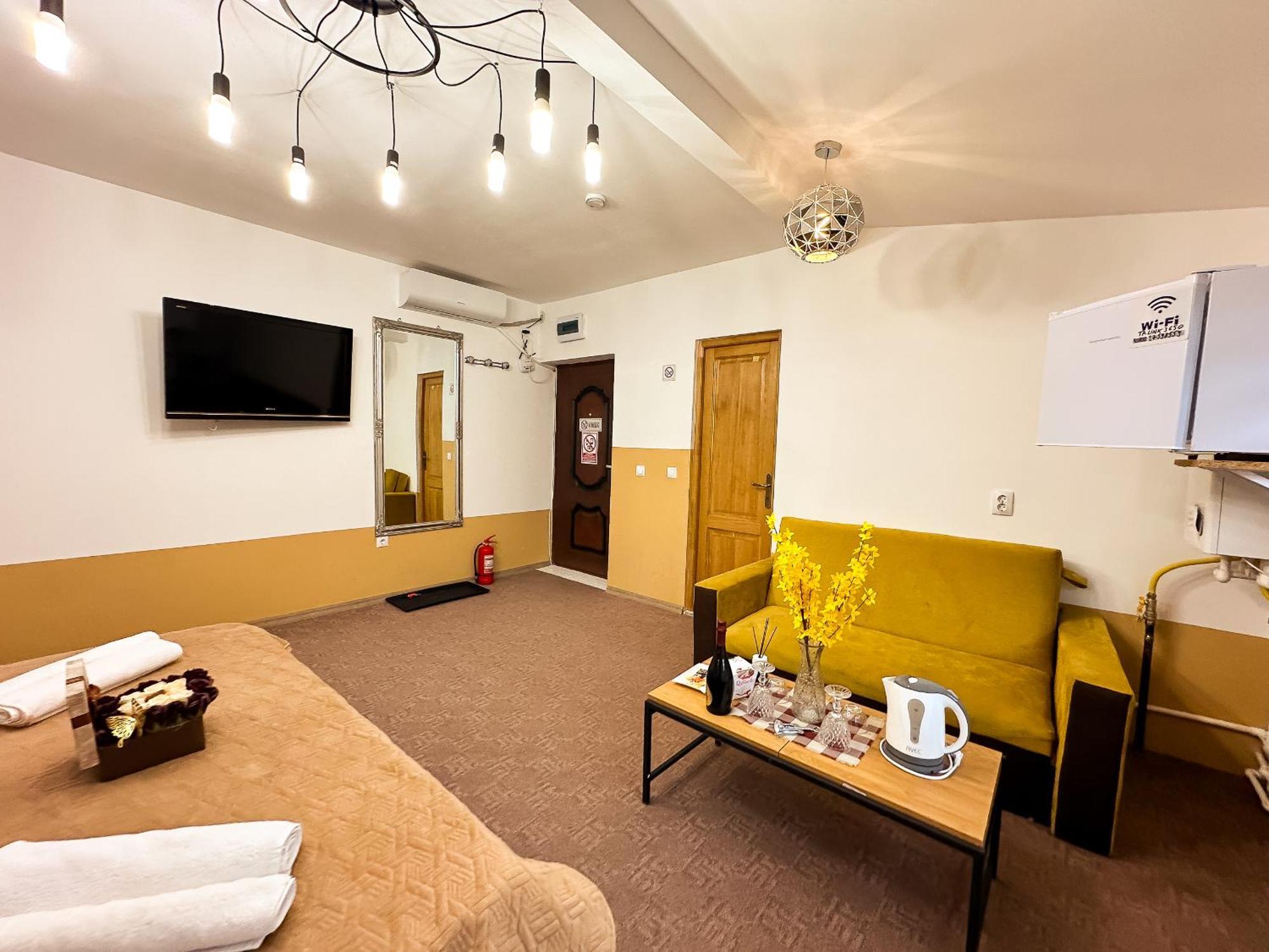 Golden Escape - Charming Studio In Prime Location Appartement Craiova Buitenkant foto